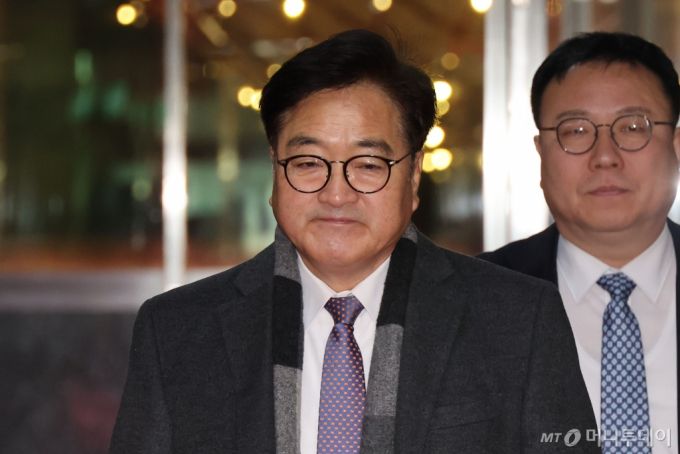 [서울=뉴시스] 권창회 기자 = 우원식 국회의장이 27일 오전 서울 여의도 국회로 출근하고 있다. 2024.12.27. kch0523@newsis.com /사진=권창회