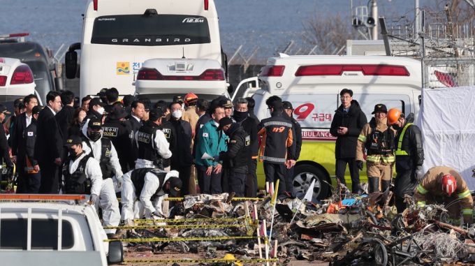 최상목 대통령 권한대행 부총리 겸 기획재정부 장관이 30일 전남 무안국제공항 제주항공 여객기 사고 현장을 찾아 소방대원들을 격려하고 있다. /사진=뉴스1 /사진=(무안=뉴스1) 김성진 기자