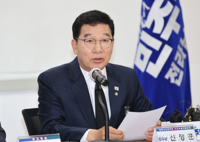 (무안=뉴스1) 김태성 기자 = 30일 전남 무안 더불어민주당 전남도당 대회의실에서 열린 현장 최고위원회의 및 항공사고대책위원회 긴급 연석회의에서 신정훈 항공사고대책위 사고수습지원단장이 발언하고 있다.2024.12.30/뉴스1  Copyright (C) 뉴스1. All rights reserved. 무단 전재 및 재배포,  AI학습 이용 금지. /사진=(무안=뉴스1) 김태성 기자