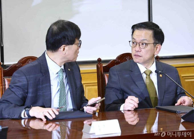 [서울=뉴시스] 김근수 기자 = 최상목 경제부총리 겸 기획재정부 장관과 이창용 한국은행 총재가 19일 오전 서울 중구 은행회관 중회의실에서 열린 거시경제금융회의에서 이야기를 나누고 있다. 2024.12.19.  /사진=김근수