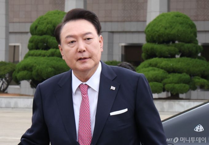 [성남=뉴시스] 조수정 기자 = APEC 정상회의(페루)와 G20 정상회의(브라질) 참석차 출국하는 윤석열 대통령이 14일 경기 성남 서울공항에서 공군 1호기로 향하고 있다. 2024.11.14. chocrystal@newsis.com /사진=조수정