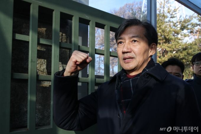 자녀 입시 비리와 청와대 감찰 무마 혐의로 대법원으로부터 징역 2년 실형을 확정 받은 조국 전 조국혁신당 대표가 16일 오전 경기도 의왕시 서울 구치소로 수감되기 전 지지자들에게 주먹을 쥐어보이며 인사하고 있다.  사문서위조 및 행사, 업무방해, 청탁금지법 위반 등 혐의로 재판에 넘겨진 조 전 대표는 지난 14일 대법원으로부터 징역 2년과 600만원의 추징 명령을 선고한 원심판결을 확정 받았다. 조 전 대표의 만기 출소 예정일은 오는 2026년 12월 15일이다. 2024.12.16/뉴스1  Copyright (C) 뉴스1. All rights reserved. 무단 전재 및 재배포,  AI학습 이용 금지.