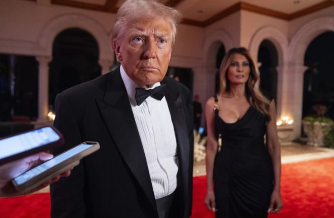 도널드 트럼프 미국 대통령 당선인이 12월31일(현지시간) 플로리다주 마러라고 자택에서 열린 새해 전야 행사에 참석하기 전 기자들의 질문에 답하고 있다. /AP=뉴시스