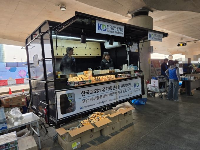 2일 오전 10시쯤 전남 무안군 무안국제공항 외부에 프로보노 국제협력단이 부스를 설치하고 죽을 나누고 있다. /사진=이찬종 기자