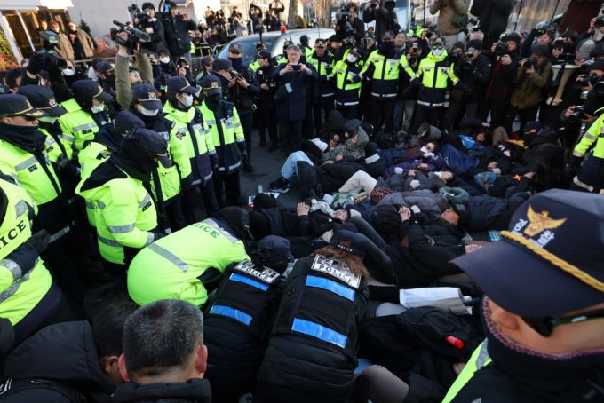 2일 서울 용산구 윤석열 대통령 관저 입구 앞에서 경찰 병력이 농성중이던 보수단체 회원 및 윤 대통령 지지자들을 강제해산 시키고 있다.   공수처는 '12·3 비상계엄 사태'로 내란 혐의를 받는 윤석열 대통령 체포영장을 유효기간인 6일 이내에 집행하겠다고 밝혔다. /사진=뉴스1