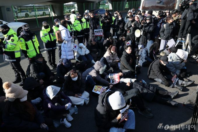 (서울=뉴스1) 박세연 기자 = 2일 서울 용산구 윤석열 대통령 관저 입구 앞에서 보수단체 회원 및 윤 대통령 지지자들이 농성 중 해산하라는 경찰 안내방송에 드러눕고 있다.  공수처는 '12·3 비상계엄 사태'로 내란 혐의를 받는 윤석열 대통령 체포영장을 유효기간인 6일 이내에 집행하겠다고 밝혔다. 2025.1.2/뉴스1  Copyright (C) 뉴스1. All rights reserved. 무단 전재 및 재배포,  AI학습 이용 금지. /사진=(서울=뉴스1) 박세연 기자