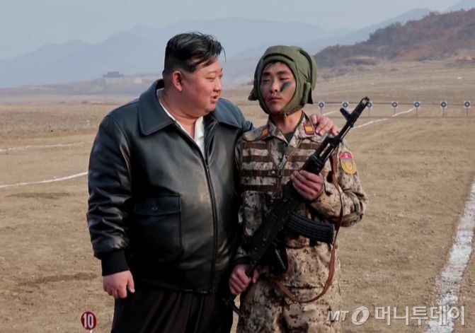 김정은 북한 노동당 총비서 겸 국무위원장이 지난해 3월15일 조선인민군(북한군) 항공육전병부대의 훈련을 지도하는 모습 / 사진=뉴시스