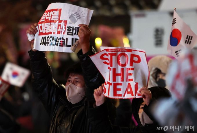 [서울=뉴시스] 홍효식 기자 = 5일 오후 서울 용산구 대통령 관저 인근에서 윤석열 대통령 지지자들이 탄핵 반대 집회를 하고 있다. 2025.01.05. yesphoto@newsis.com /사진=홍효식