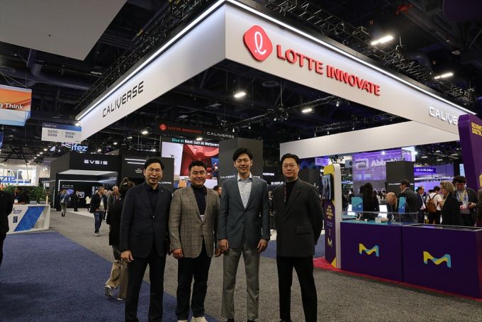 오영식 EVSIS 대표이사, 김경엽 롯데이노베이트 대표이사, 신유열 롯데지주 미래성장실장, 김동규 칼리버스 대표이사 /사진제공=롯데이노베이트