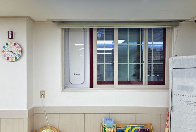 용인특례시 기흥구 좋은나무키즈어린이집에 설치된 창문형 환기 청정기./사진제공=용인시