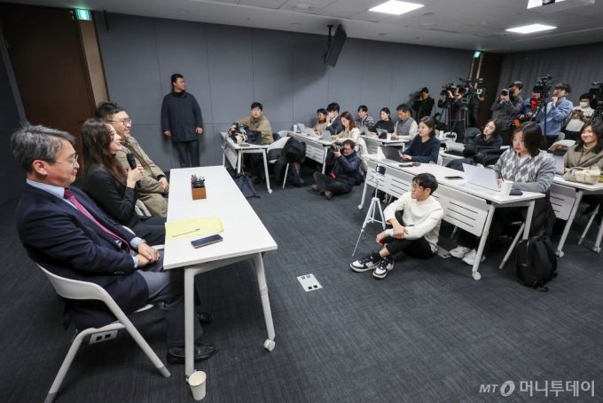 (서울=뉴스1) 민경석 기자 = JMS(기독교복음선교회) 피해자 메이플 씨가 9일 오후 서울 강남구 한국컨퍼런스센터에서 JMS 교주 정명석에 대한 대법원 선고(징역 17년)가 확정된 뒤 기자회견을 열고 소감을 밝히고 있다.  왼쪽부터 '반 JMS 활동가' 김도형 단국대학교 교수, 메이플, 다큐멘터리 '나는 신이다'를 제작한 조성현 PD.  정명석은 2018년 충남 금산 진산면 월명동 수련원 등에서 홍콩 국적 여성 신도 메이플을 추행하거나 성폭행하고 호주 국적 여성 신도 에이미와 한국인 여성 신도를 성추행한 혐의를 받는다. 2025.1.9/뉴스1  Copyright (C) 뉴스1. All rights reserved. 무단 전재 및 재배포,  AI학습 이용 금지. /사진=(서울=뉴스1) 민경석 기자