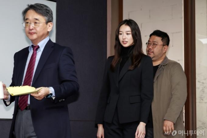 (서울=뉴스1) 민경석 기자 = '반 JMS 활동가' 김도형 단국대학교 교수(왼쪽부터)와 JMS(기독교복음선교회) 피해자 메이플 씨, 다큐멘터리 '나는 신이다'를 제작한 조성현 PD가 9일 오후 서울 강남구 한국컨퍼런스센터에서 JMS 교주 정명석에 대한 대법원 선고(징역 17년)가 확정된 뒤 열린 기자회견에 참석하고 있다.  정명석은 2018년 충남 금산 진산면 월명동 수련원 등에서 홍콩 국적 여성 신도 메이플을 추행하거나 성폭행하고 호주 국적 여성 신도 에이미와 한국인 여성 신도를 성추행한 혐의를 받는다. 2025.1.9/뉴스1  Copyright (C) 뉴스1. All rights reserved. 무단 전재 및 재배포,  AI학습 이용 금지. /사진=(서울=뉴스1) 민경석 기자