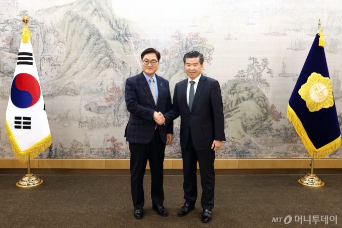 (서울=뉴스1) = 우원식 국회의장(왼쪽)이 10일 서울 여의도 국회 접견실에서 제임스 김(James Kim) 주한미국상공회의소(암참, AMCHAM) 회장을 접견하고 있다. (국회의장실 제공) 2025.1.10/뉴스1  Copyright (C) 뉴스1. All rights reserved. 무단 전재 및 재배포,  AI학습 이용 금지. /사진=(서울=뉴스1)