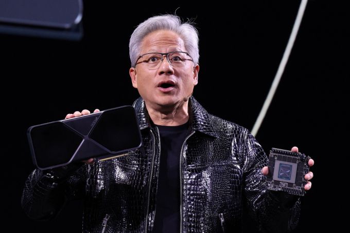 젠슨 황 엔비디아 최고경영자(CEO)가 세계 최대 IT(정보기술)·가전 전시회 'CES 2025' 개막을 하루 앞둔 지난 6일(현지시간) 미국 네바다주 라스베이거스 만달레이베이 컨벤션센터에서 가진 기조연설에서 최신 인공지능(AI) 가속기 '블랙웰'(Blackwell)을 탑재한 지포스 RTX 50 시리즈 그래픽 카드를 공개하고 있다./사진=라스베이거스(미국)=뉴스1