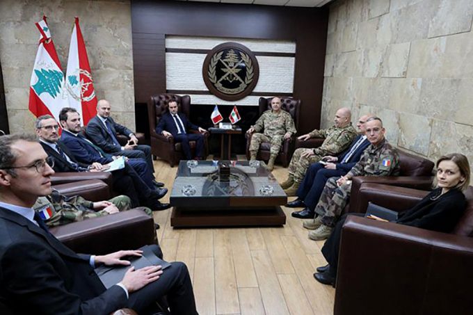 장 노엘 바로 프랑스 외무 장관과 세바스티앙 르코르뉘 국방 장관이 30일(현지시간) 레바논 야르자를 방문해 조셉 아운 육군참모총장과 만나고 있다. 2024.12.31  /AFPBBNews=뉴스1