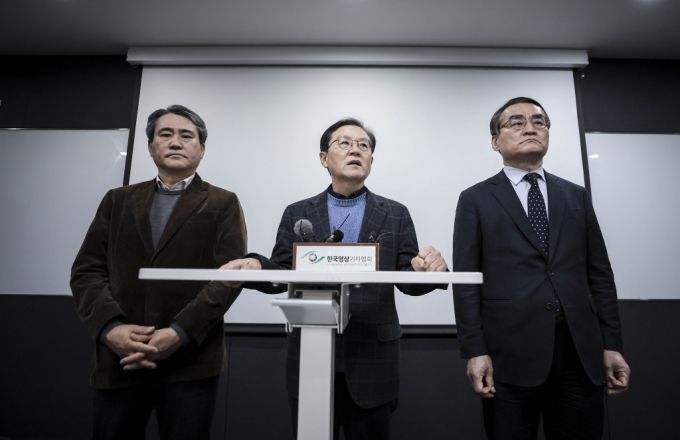 윤석열 대통령 변호인단의 윤갑근 변호사(가운데)가 지난 8일 서울 서초구 한국컨퍼런스센터에서 기자간담회를 열고 발언하고 있다. / 사진 = 뉴시스