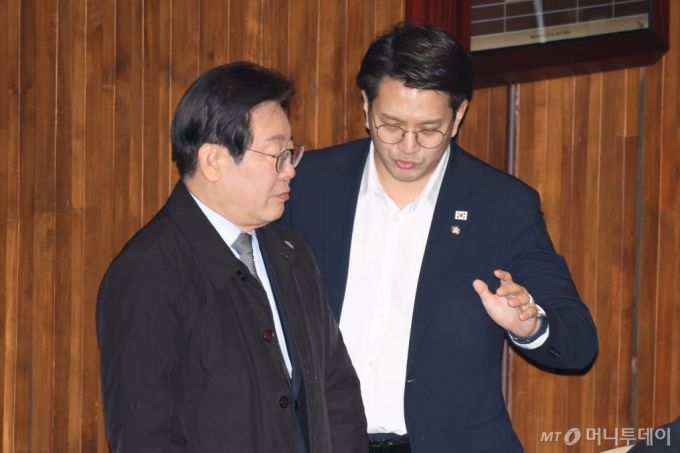 (서울=뉴스1) 이광호 기자 = 이재명 더불어민주당 대표가 8일 오후 서울 여의도 국회에서 열린 본회의에 참석해 전용기 의원과 대화하고 있다. 2025.1.8/뉴스1  Copyright (C) 뉴스1. All rights reserved. 무단 전재 및 재배포,  AI학습 이용 금지. /사진=(서울=뉴스1) 이광호 기자