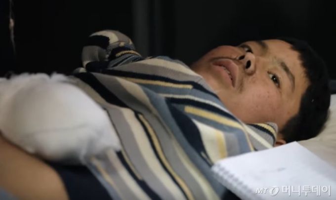 우크라이나 보안국(SBU)이 지난 11일 생포된 북한군 2명의 모습을 담은 영상을 SNS를 통해 공개했다. 이 병사는 한국말로 신문을 받으면서 북한 억양으로 "우크라이나 사람들 다 좋은가요? 여기서 살고 싶어. 집에는 안 보내주겠죠?" 등이라고 말했다. / 사진=뉴시스