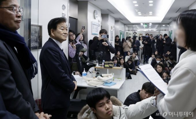 방송통신심의위원회의 예산 삭감에 따른 노사 갈등이 이어지고 있는 13일 서울 양천구 방송회관을 찾은 더불어민주당 과학기술정보방송통신위원회 위원들이 류희림 방심위 위원장과 면담 후 노조와 대화하고 있다./사진=뉴시스