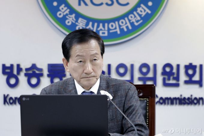 류희림 방송통신심의위원회 위원장이 13일 서울 양천구 방송회관에서 열린 방송통신심의위원회 전체회의에서 회의 시작을 기다리고 있다. /사진=뉴시스