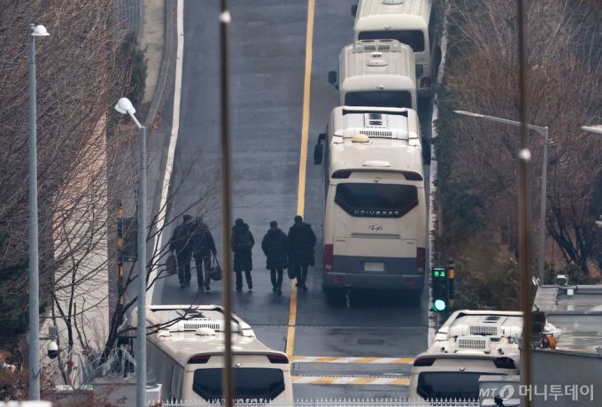 공수처와 경찰의 윤석열 대통령 2차 체포영장 집행 시도가 임박한 가운데 14일 서울 용산구 한남동 대통령 관저 정문 앞에서 경호처 관계자들이 이동하고 있다. / 사진제공=뉴스1