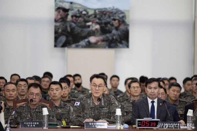 (서울=뉴스1) 이재명 기자 = 김명수 합참의장이 14일 오전 서울 여의도 국회에서 열린 윤석열 정부의 비상계엄 선포를 통한 내란 혐의 진상규명 국정조사특별위원회에서 의원 질의에 답하고 있다. 2025.1.14/뉴스1  Copyright (C) 뉴스1. All rights reserved. 무단 전재 및 재배포,  AI학습 이용 금지. /사진=(서울=뉴스1) 이재명 기자