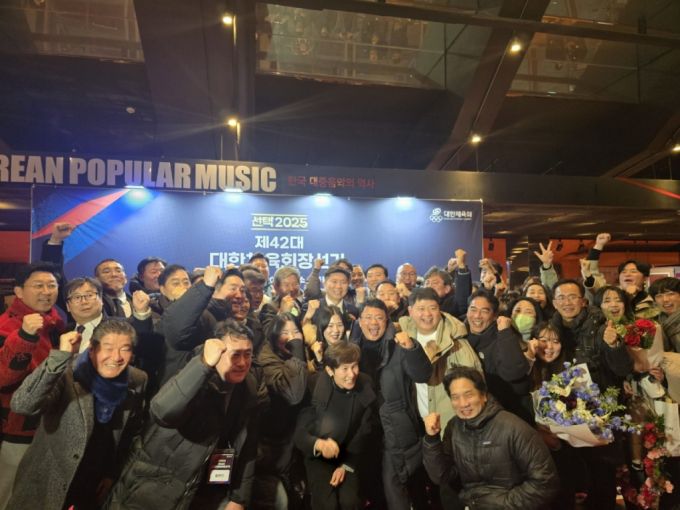 당선 직후 언론과 인터뷰를 하고 캠프 관계자들과 기념사진을 찍고 있는 유승민 대한체육회장 당선자/사진= 유동주 기자