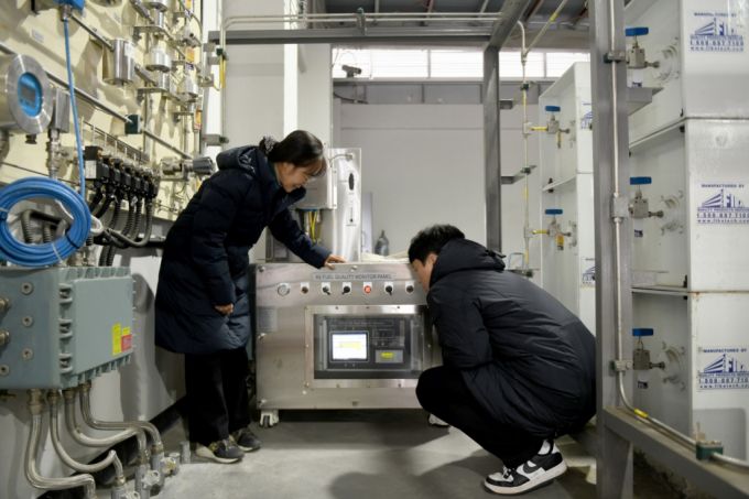 이정순 책임연구원(왼쪽)과 김상우 박사후연구원(오른쪽)이 충주시 수소 버스충전소에 설치된 모니터링 장비를 점검하고 있다. /사진=표준연