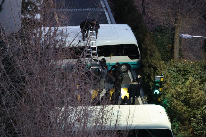 (서울=뉴스1) 신웅수 기자 = 고위공직자범죄수사처(공수처)와 경찰로 구성된 공조수사본부가 윤석열 대통령에 대한 2차 체포영장 집행에 돌입한 15일 오전 공수처 수사관들과 경찰 인력이 서울 용산구 한남동 대통령 관저로 진입하며 사다리로 차벽을 넘고 있다. 2025.1.15/뉴스1