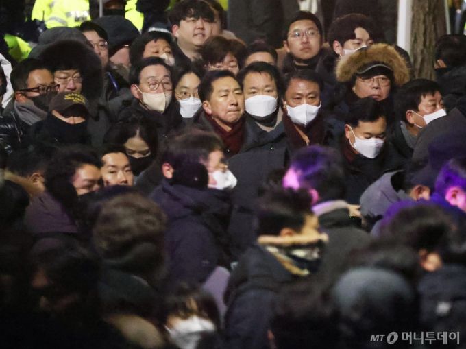 고위공직자범죄수사처(공수처)가 윤석열 대통령 2차 체포영장 집행에 나선 15일 오전 서울 용산구 한남동 대통령 관저 앞에 김기현 의원(가운데)을 비롯한 국민의힘 의원들이 경찰 진입을 지켜보고 있다./사진=뉴스1