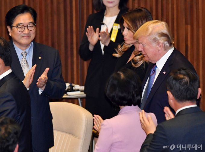 도널드 트럼프 미국 대통령이 방한 이틀째인 8일 오전 서울 여의도 국회 본회의장에서 연설을 하기 위해 부인 멜라니아 트럼프와 함께 입장하고 있다. 트럼프 대통령의 국회 연설은 빌 클린턴 전 미국 대통령이 1993년 연설한 이후 24년 만이다. /사진=국회사진취재단