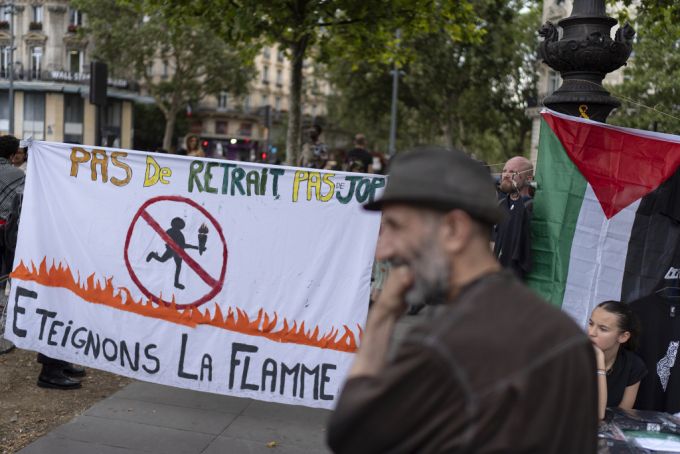 지난해 7월 25일(현지시각) 프랑스 파리의 리퍼블리크 광장에서 2024년 하계 올림픽 개막에 반대하는 여러 단체의 시위가 열린 가운데 "연금 없이 올림픽 없다", "성화를 꺼버리자"라고 쓰인 현수막이 걸려 있다. /AP=뉴시스