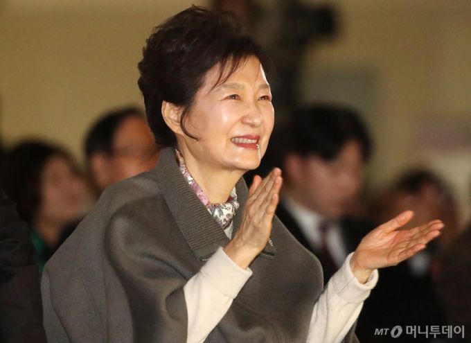 (구미=뉴스1) 공정식 기자 = 박근혜 전 대통령이 14일 경북 구미코에서 열린 '박정희 대통령 탄신 107돌 문화행사'에 참석해 손뼉을 치고 있다. 2024.11.14/뉴스1  Copyright (C) 뉴스1. All rights reserved. 무단 전재 및 재배포,  AI학습 이용 금지. /사진=(구미=뉴스1) 공정식 기자