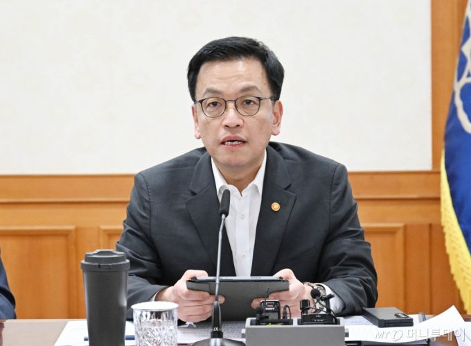 (서울=뉴스1) = 최상목 대통령 권한대행 부총리 겸 기획재정부 장관이 16일 오후 서울 종로구 정부서울청사에서 열린 '2025년 외교 안보 분야 주요현안 해법회의'에서 모두발언을 하고 있다. (기획재정부 제공) 2025.1.16/뉴스1  Copyright (C) 뉴스1. All rights reserved. 무단 전재 및 재배포,  AI학습 이용 금지. /사진=(서울=뉴스1)