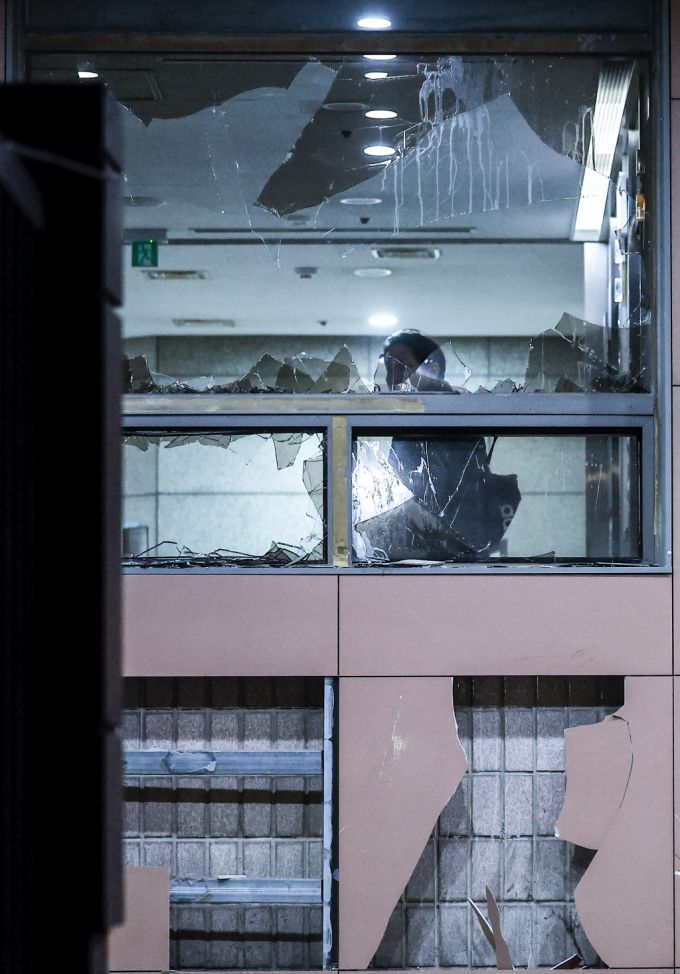 [서울=뉴시스]  = 윤석열 대통령의 구속영장이 발부된 19일 서울 마포구 서울서부지방법원의 유리창이 윤 대통령 지지자들에 의해 파손되어 있다. 2025.01.19