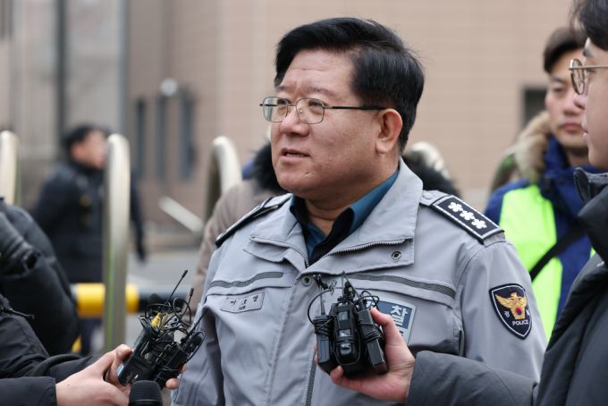 이호영 경찰청장 직무대행이 19일 윤석열 대통령 지지자들의 폭력 사태가 벌어진 서울 마포구 서울서부지방법원에서 취재진의 질문에 답변하고 있다. /사진=뉴시스