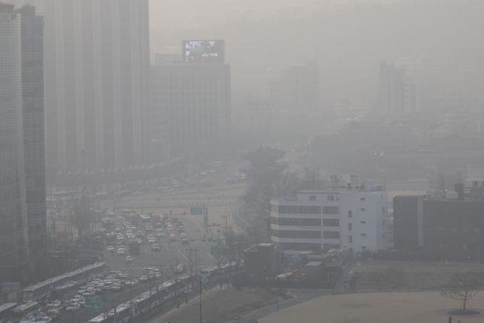 21일 서울 도심에 미세먼지가 가득 찬 모습/사진=뉴시스