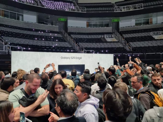 갤럭시 S25 엣지를 보기 위해 몰려든 갤럭시 언팩 2025 참관객들. /사진=배한님 기자