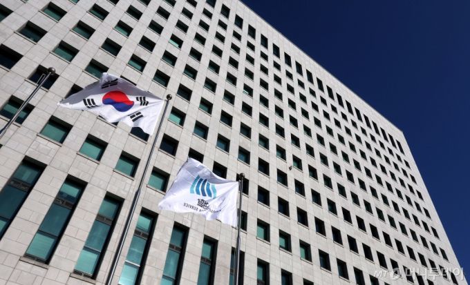 [서울=뉴시스] 추상철 기자 = 24일 오전 서울 서초구 대검찰청에서 태극기와 검찰 깃발이 나란히 바람에 휘날리고 있다. 고위공직자범죄수사처(공수처)는 지난 23일 윤석열 대통령 내란혐의 사건을 검찰에 이첩하기로 결정했다. 2025.01.24. scchoo@newsis.com /사진=추상철