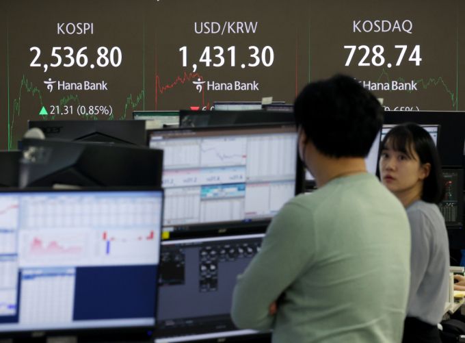 24일 서울 중구 하나은행 딜링룸에서 딜러들이 업무를 보고있다./사진=뉴시스