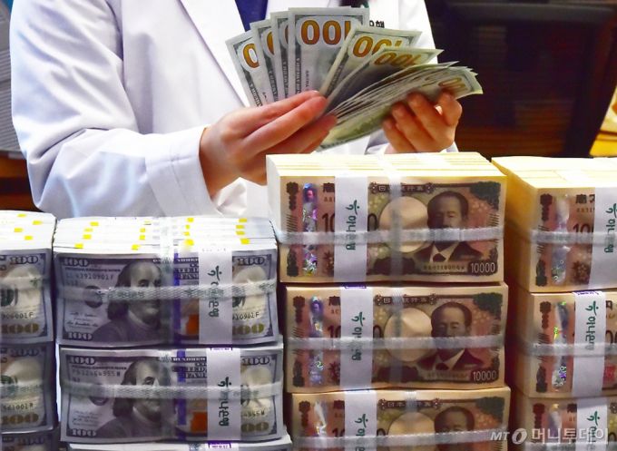 윤석열 대통령이 한밤중 비상계엄을 선언했지만, 국회 의결로 계엄이 해제된 4일 서울 중구 하나은행 본점 위변조방지센터에서 한 직원이 100 달러 및 1000엔 짜리 지폐를 살피고 있다.  /사진=머니S
