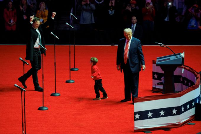 지난 19일(현지시간) 도널드 트럼프 미국 대통령 당선인과 최측근 일론 머스크 테슬라 최고경영자(CEO), 머스크의 아들 엑스 애쉬 에이 트웰브가 워싱턴DC에서 열린 취임 전날 집회 무대 위에 올랐다. /로이터=뉴스1