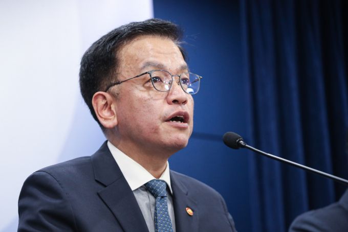 (서울=뉴스1) 이승배 기자 = 최상목 경제부총리 겸 기획재정부 장관이 9일 오후 서울 세종대로 정부서울청사에서 영국 파이낸셜타임스 스톡익스체인지(FTSE) 러셀의 한국 세계국채지수(WGBI) 편입 결정 관련 브리핑을 하고 있다.  WGBI란 26개 주요국 국채가 편입된 선진채권지수로 추종자금 규모만 2조 5000억 달러로 추정되는 세계 최대 채권지수다. 미국·일본·영국 등 25개 주요 선진국 국채가 포함돼 '선진국 국채클럽'으로 불린다. FTSE 러셀은 이전 편입 확정발표 후 1년 뒤인 내년 11월부터 실제 지수반영을 시작해 1년 동안 분기별로 단계적으로 편입 비중을 확대할 계획이라고 밝혔다. 2024.10.9/뉴스1  Copyright (C) 뉴스1. All rights reserved. 무단 전재 및 재배포,  AI학습 이용 금지. /사진=(서울=뉴스1) 이승배 기자