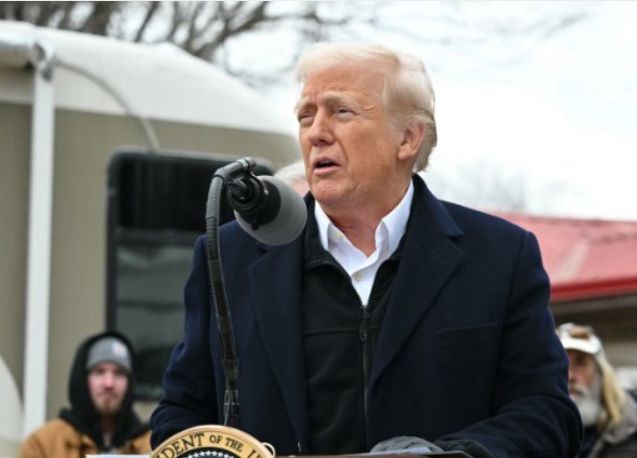 도널드 트럼프 대통령이 24(현지시간) 취임 후 첫 워싱턴DC 외부 일정으로 지난해 허리케인 피해를 입은 노스캐롤라이나주 애슈빌을 방문해 브리핑을 하고 있다. /AFP=뉴스1