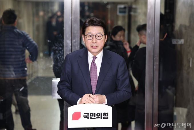 (서울=뉴스1) 구윤성 기자 = 신동욱 국민의힘 원내수석부대표가  7일 오후 서울 여의도 국회에서 국민의힘의 표결 불참으로 윤석열 대통령의 탄핵소추안이 폐기된 것과 관련해 당 입장을 발표하고 있다. 2024.12.7/뉴스1  Copyright (C) 뉴스1. All rights reserved. 무단 전재 및 재배포,  AI학습 이용 금지. /사진=(서울=뉴스1) 구윤성 기자