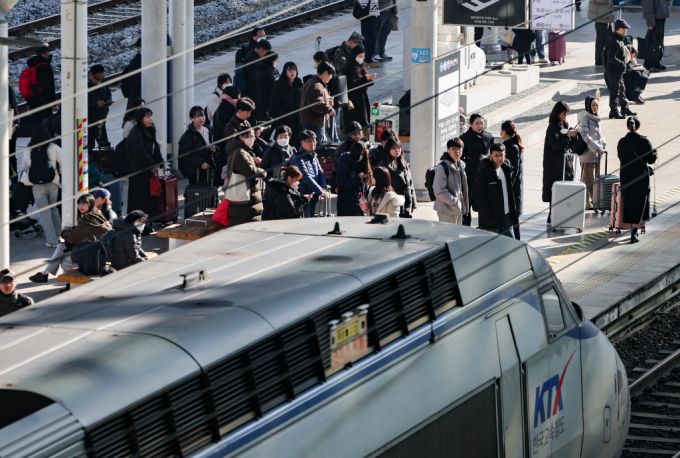 [서울=뉴시스] 황준선 기자 = 설 명절 연휴를 하루 앞둔 24일 서울 용산구 서울역이 승객들로 붐비고 있다. 2025.01.24. hwang@newsis.com /사진=황준선