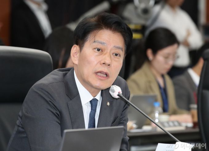 (대전=뉴스1) 김기태 기자 = 한민수 더불어민주당 위원이 17일 대전 한국과학기술원(KAIST)에서 열린 국회 과학기술정보방송통신위원회 국정감사에서 질의하고 있다. 2024.10.17/뉴스1  Copyright (C) 뉴스1. All rights reserved. 무단 전재 및 재배포,  AI학습 이용 금지. /사진=(대전=뉴스1) 김기태 기자