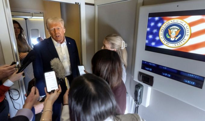 대통령 전용기 에어포스원에서 기자들의 질문에 답하고 있는 도널드 트럼프 미국 대통령 /AP=뉴시스