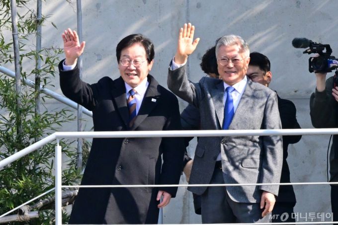 [양산=뉴시스]= 설연휴 마지막 날인 30일 오후 더불어민주당 이재명 대표가 경남 양산시 평산마을 대통령 사저를 찾아 문재인 전 대통령과 지지자들을 향해 손을 들어 보이고 있다. 2025.01.30.