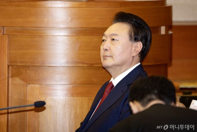 (서울=뉴스1) 사진공동취재단 = 윤석열 대통령이 21일 서울 종로구 헌법재판소에서 열린 탄핵심판 3차 변론기일에 출석하고 있다. 2025.1.21/뉴스1  Copyright (C) 뉴스1. All rights reserved. 무단 전재 및 재배포,  AI학습 이용 금지. /사진=(서울=뉴스1) 사진공동취재단